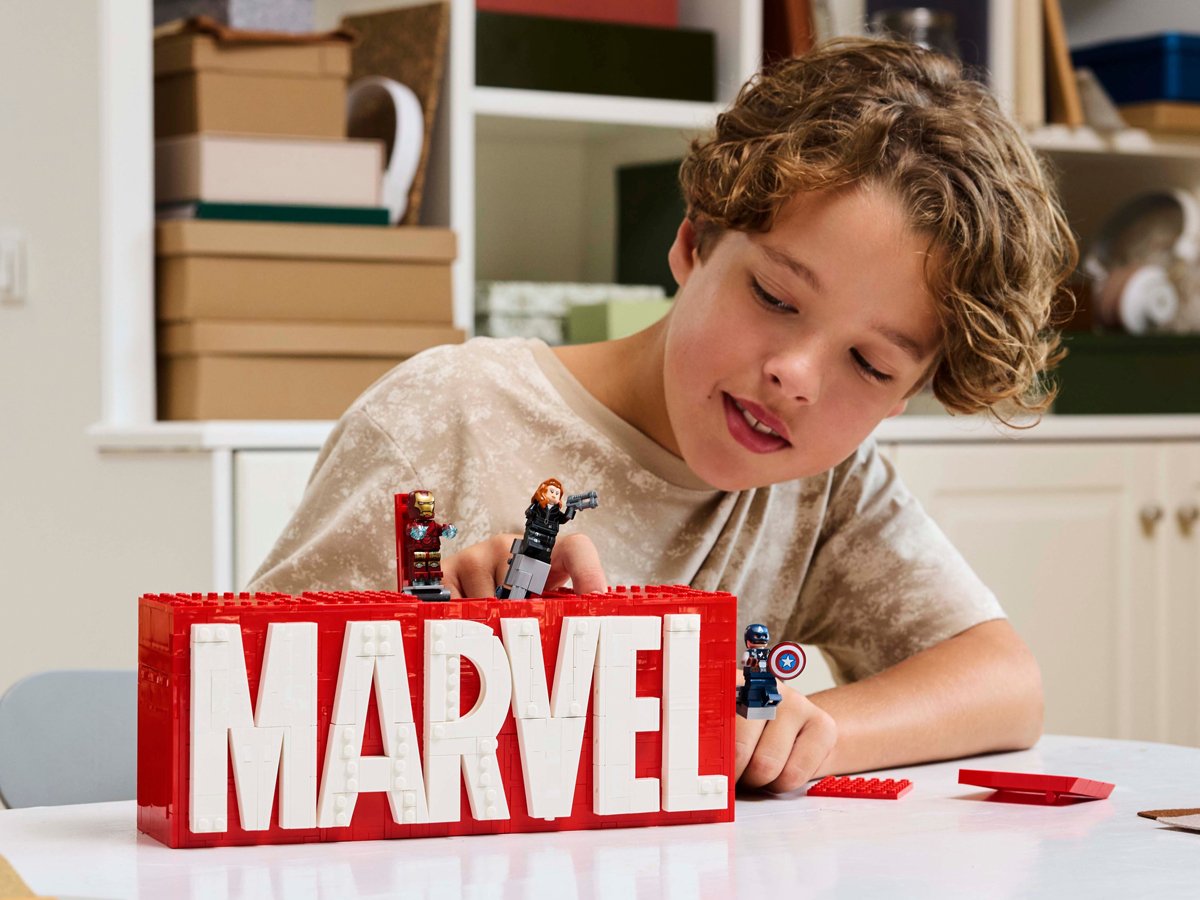 LEGO Marvel 76313 MARVEL Logo mit Minifiguren