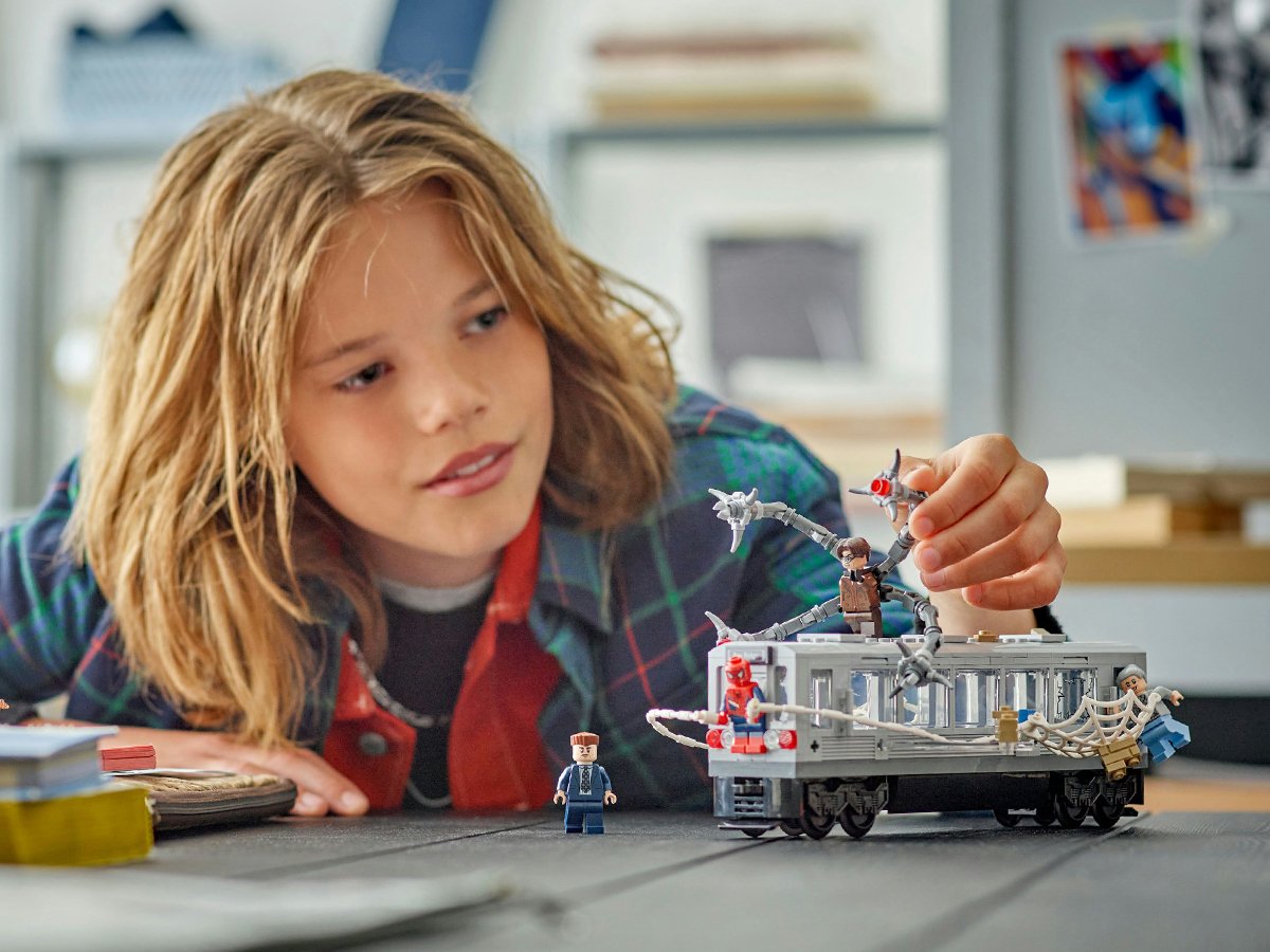 LEGO Marvel 76321 Spider-Man kontra Doc Ock – scena w metrze