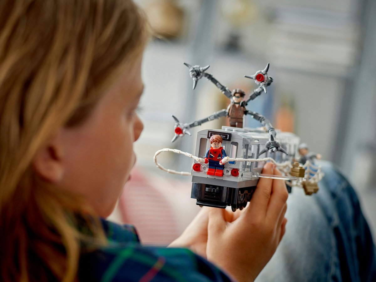 LEGO Marvel 76321 Spider-Man kontra Doc Ock – scena w metrze