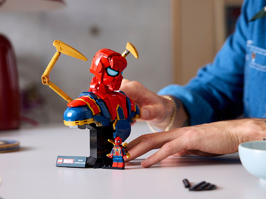 LEGO Marvel Popiersie Iron Spider-Mana 76326 detale