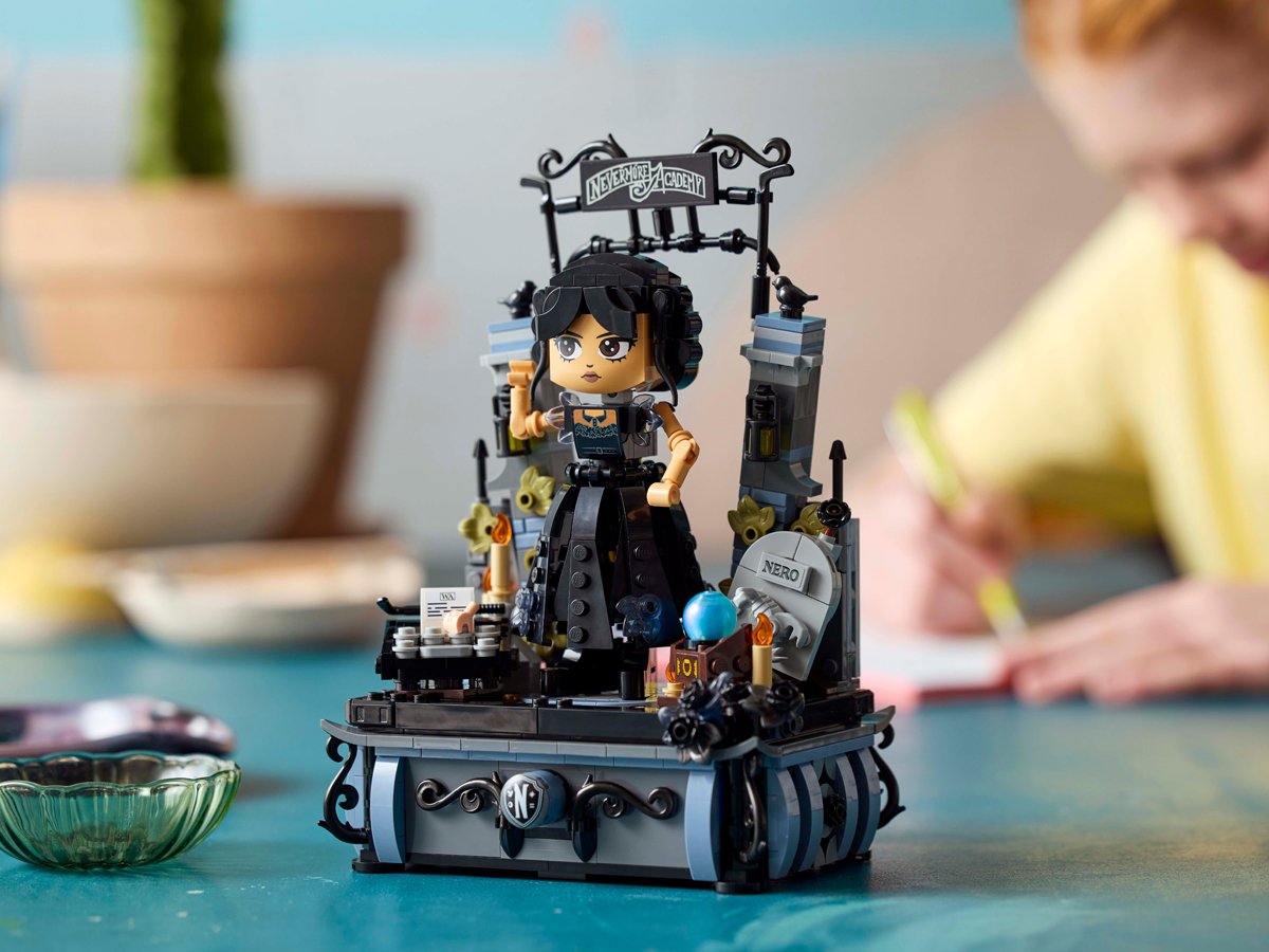 LEGO® Wednesday: Figur Wednesday Addams 76780