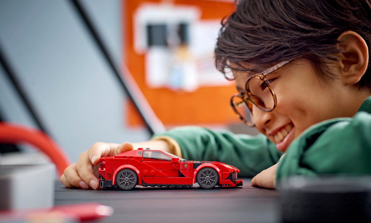 samochód wyścigowy z klocków lego