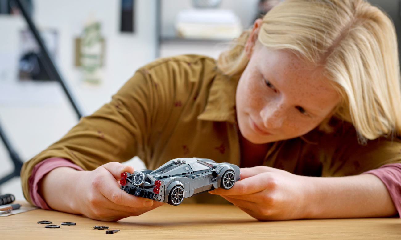 samochód wyścigowy z klocków lego
