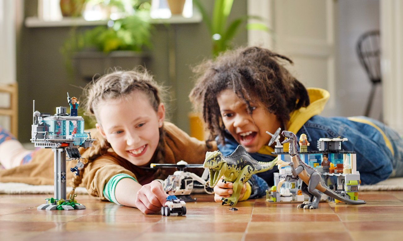 Купити Конструктор LEGO Jurassic World Атака гіганотозавра та ...