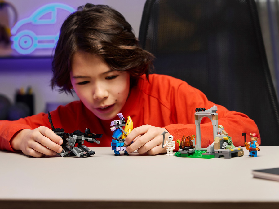 LEGO Fortnite 77075 Skórek i Iskra oraz obóz detale
