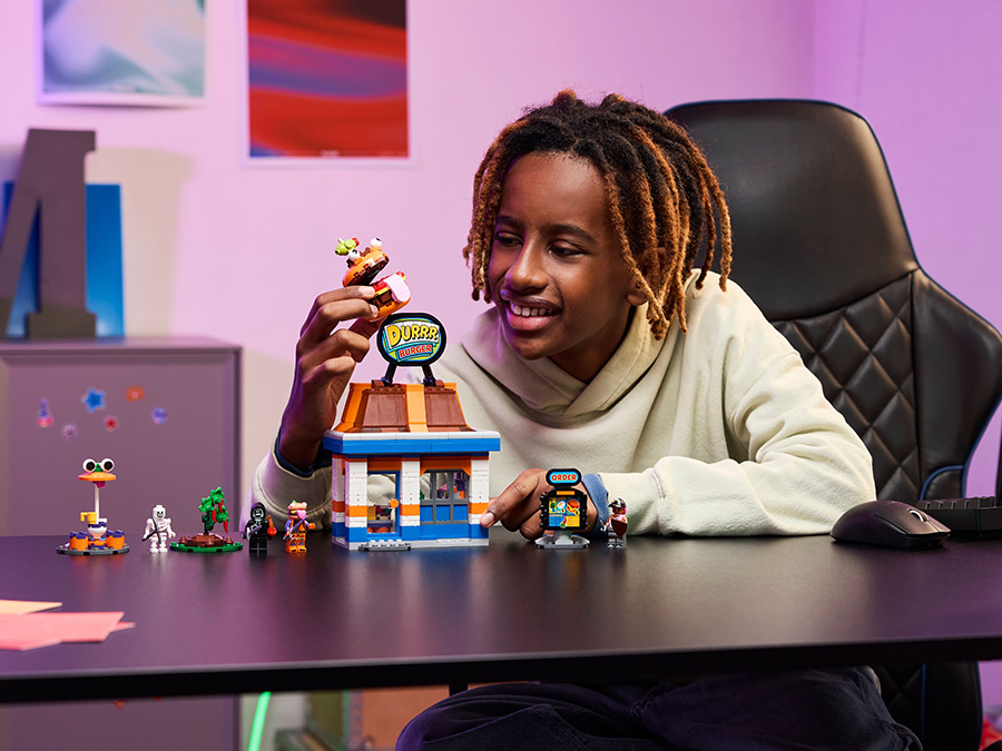 LEGO Fortnite 77075 Skórek i Iskra oraz obóz detale
