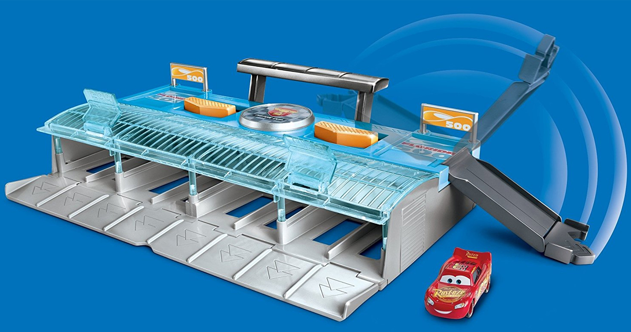 Mattel Disney Cars Zestaw Mega wyrzutnia z Zygzakiem FLK12