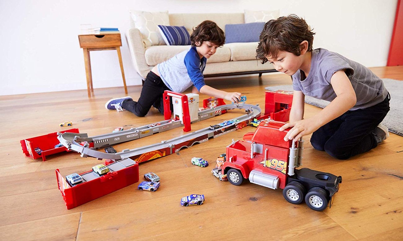 Mattel Disney Cars Mega Maniek transformujący się