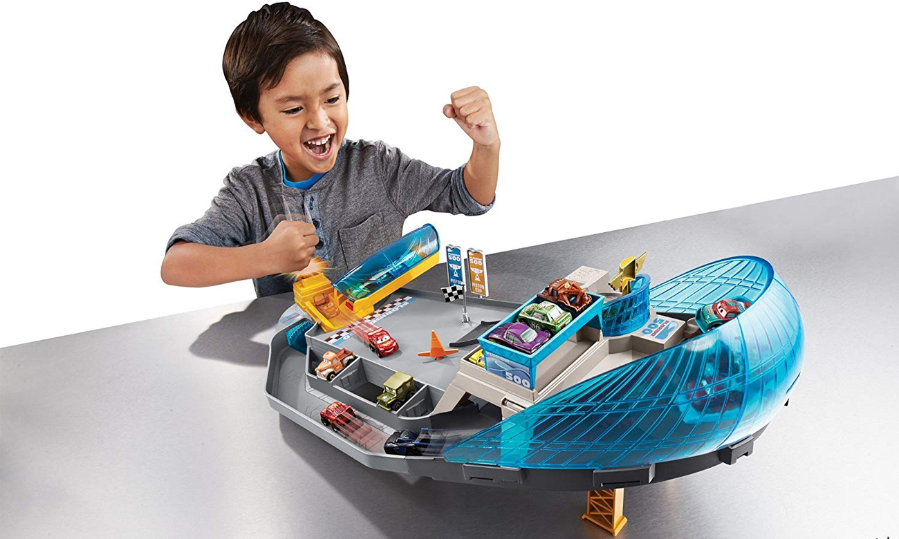 Mattel Disney Cars Mikroauta Kaskaderska Arena