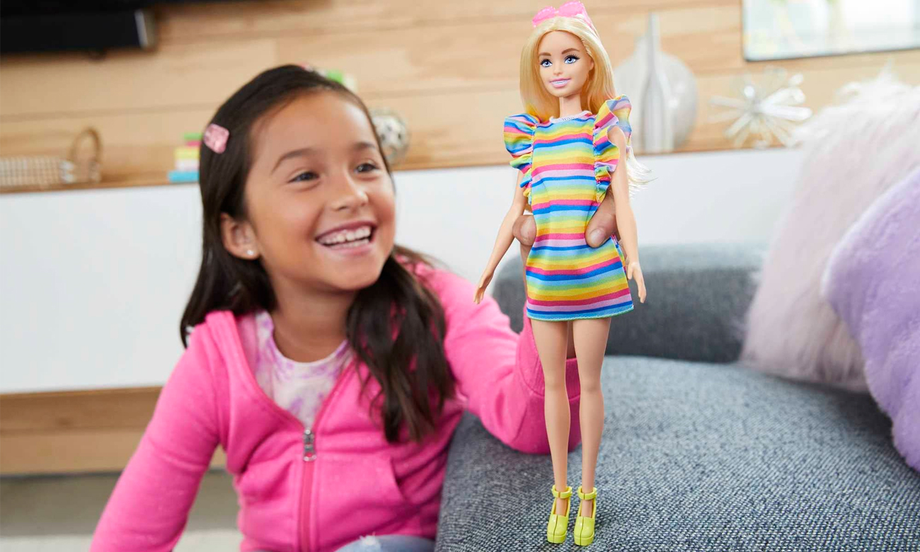 Mattel Barbie Fashionistas Lalka Sukienka w paski i aparat ortodontyczny